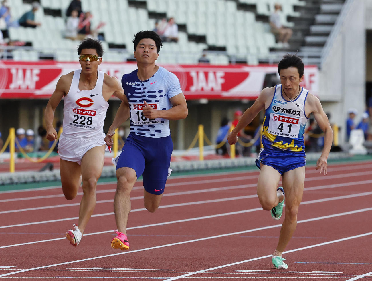 日本陸上競技選手権大会　男子100メートル予選　10秒27で準決勝進出を決めた小池祐貴（中央）（撮影・藤尾明華）