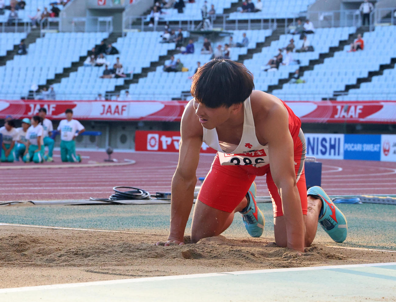 日本陸上競技選手権大会　男子走り幅跳び　最後の跳躍を終え悔しそうにする橋岡優輝。8メートル6で2位に終わった（撮影・藤尾明華）