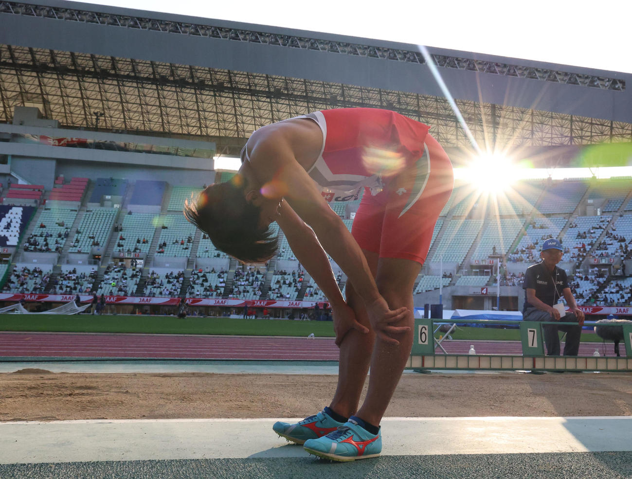 日本陸上競技選手権大会　男子走り幅跳び　最後の跳躍を終え悔しそうにする橋岡優輝。8メートル6で2位に終わった（撮影・藤尾明華）