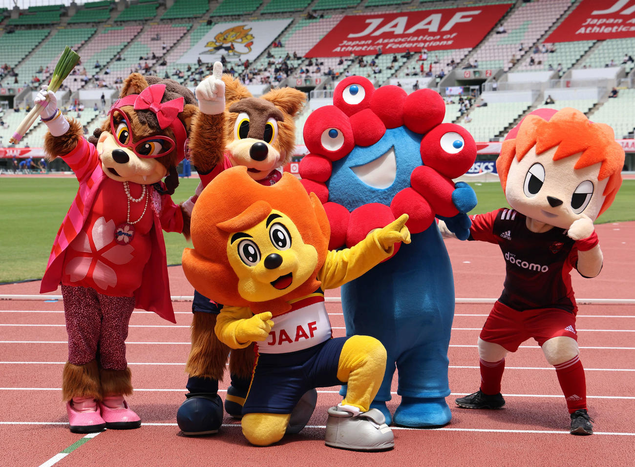 日本陸上競技選手権大会　キャラクター50メートルを終え記念写真に納まる（左から）セレッソ大阪のマダム・ロビーナ、ロビー、大阪・関西万博公式キャラクターのミャクミャク、NTTドコモレッドハリケーンズ大阪のレッドハリー、日本陸連のアスリオン（手前）（撮影・藤尾明華）
