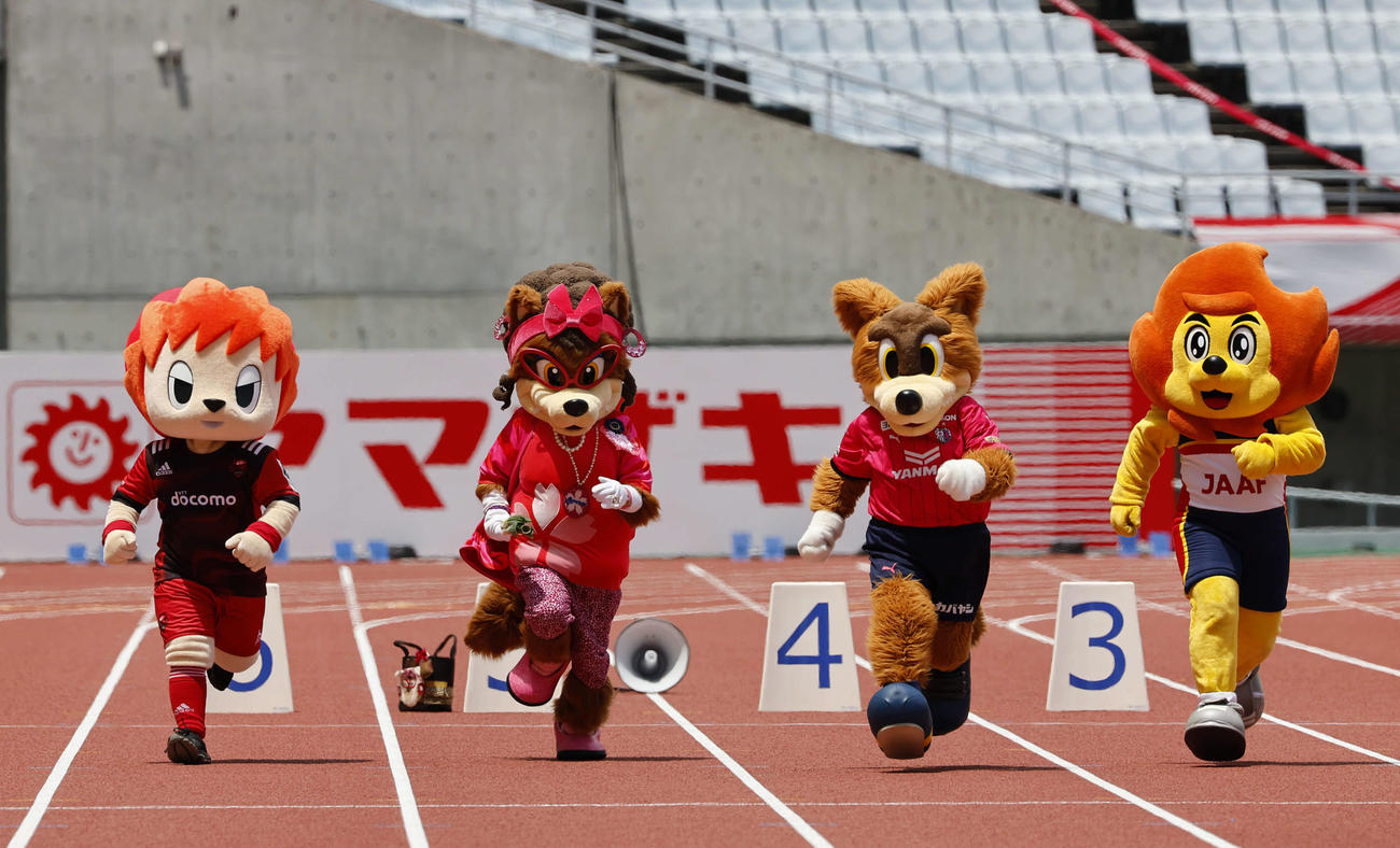 日本陸上競技選手権大会　キャラクター50メートル　力走する（左から）NTTドコモレッドハリケーンズ大阪のレッドハリー、セレッソ大阪のマダム・ロビーナ、ロビー、日本陸連のアスリオン（撮影・藤尾明華）