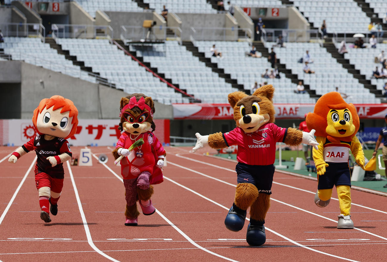 日本陸上競技選手権大会　キャラクター50メートル　（左から）NTTドコモレッドハリケーンズ大阪のレッドハリー、セレッソ大阪のマダム・ロビーナ、優勝したロビー、日本陸連のアスリオン（撮影・藤尾明華）