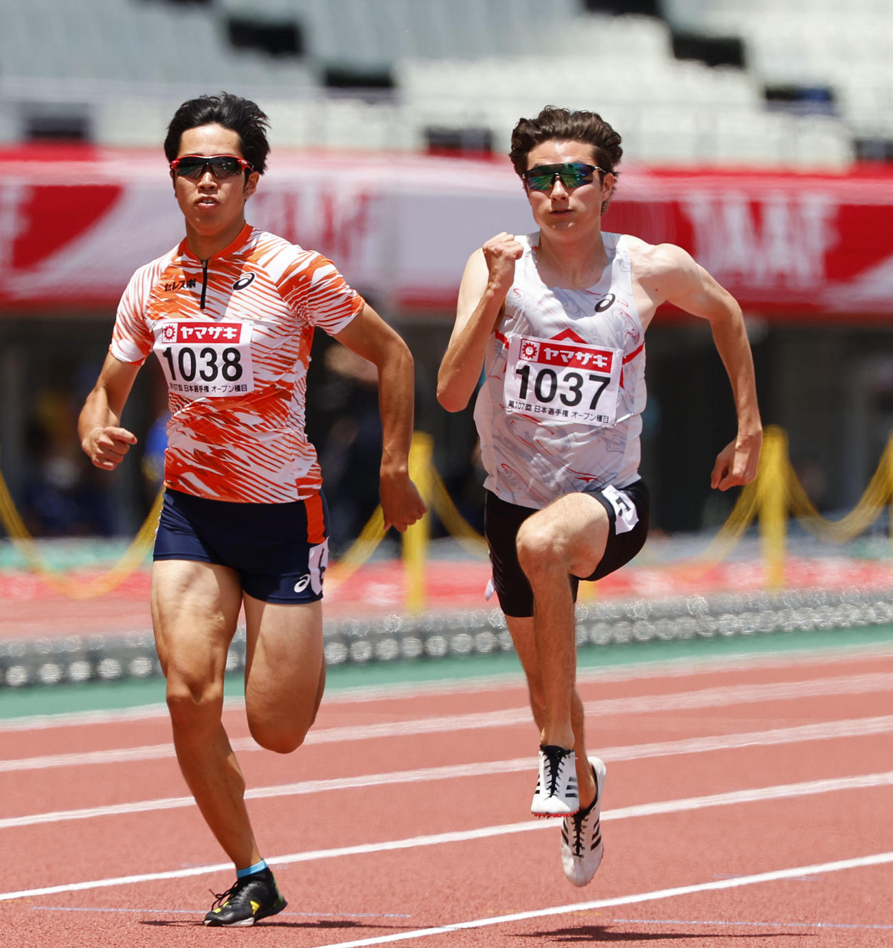日本陸上競技選手権大会　聴覚障害者によるオープン参加のデフ100メートルで11秒06で優勝した山田真樹（右）。左は2位の坂田翔悟（撮影・藤尾明華）