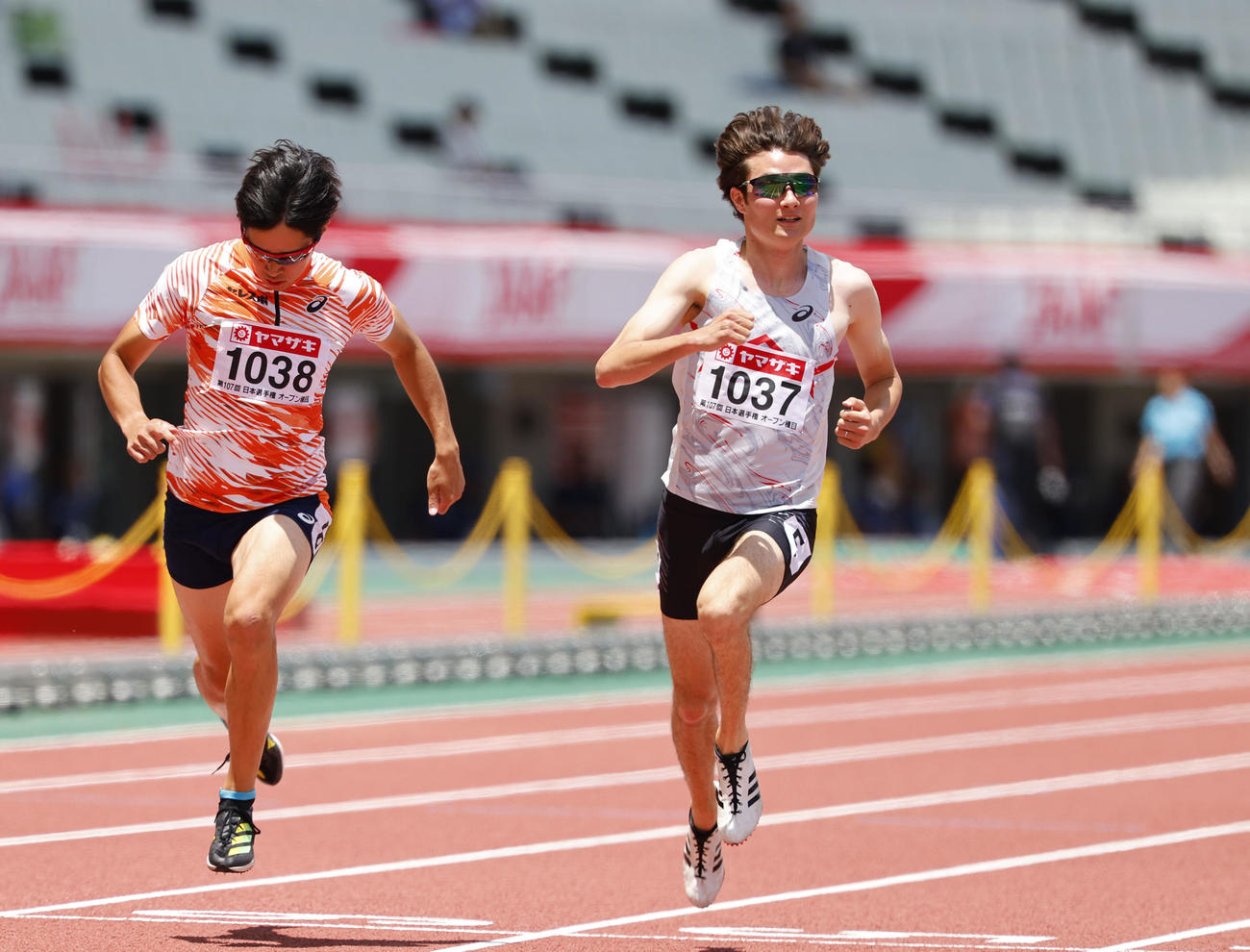 日本陸上競技選手権大会　聴覚障害者によるオープン参加のデフ100メートルで11秒06で優勝した山田真樹（右）。左は2位の坂田翔悟（撮影・藤尾明華）