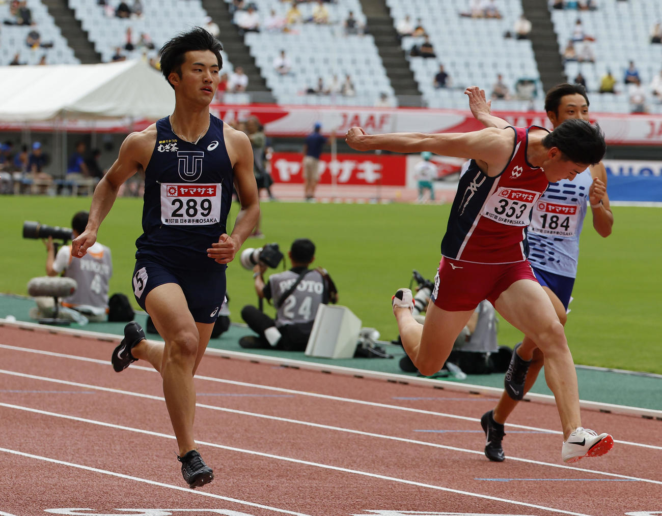 日本陸上競技選手権大会　男子100メートル準決勝　10秒19で決勝進出を決めた栁田大輝（左）（撮影・藤尾明華）