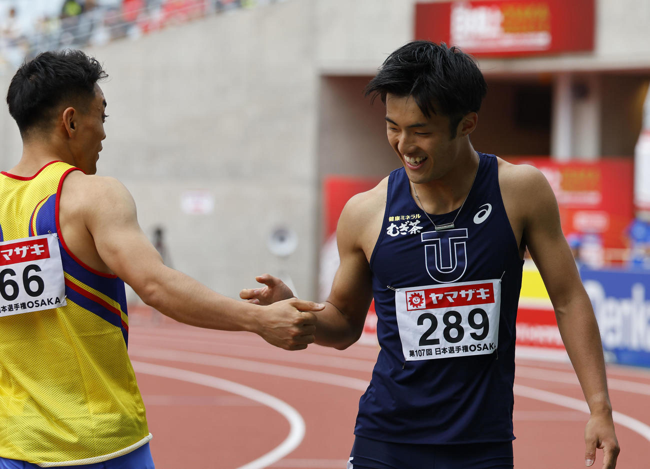 日本陸上競技選手権大会　男子100メートル準決勝　10秒19で決勝進出を決めた栁田大輝（右）（撮影・藤尾明華）