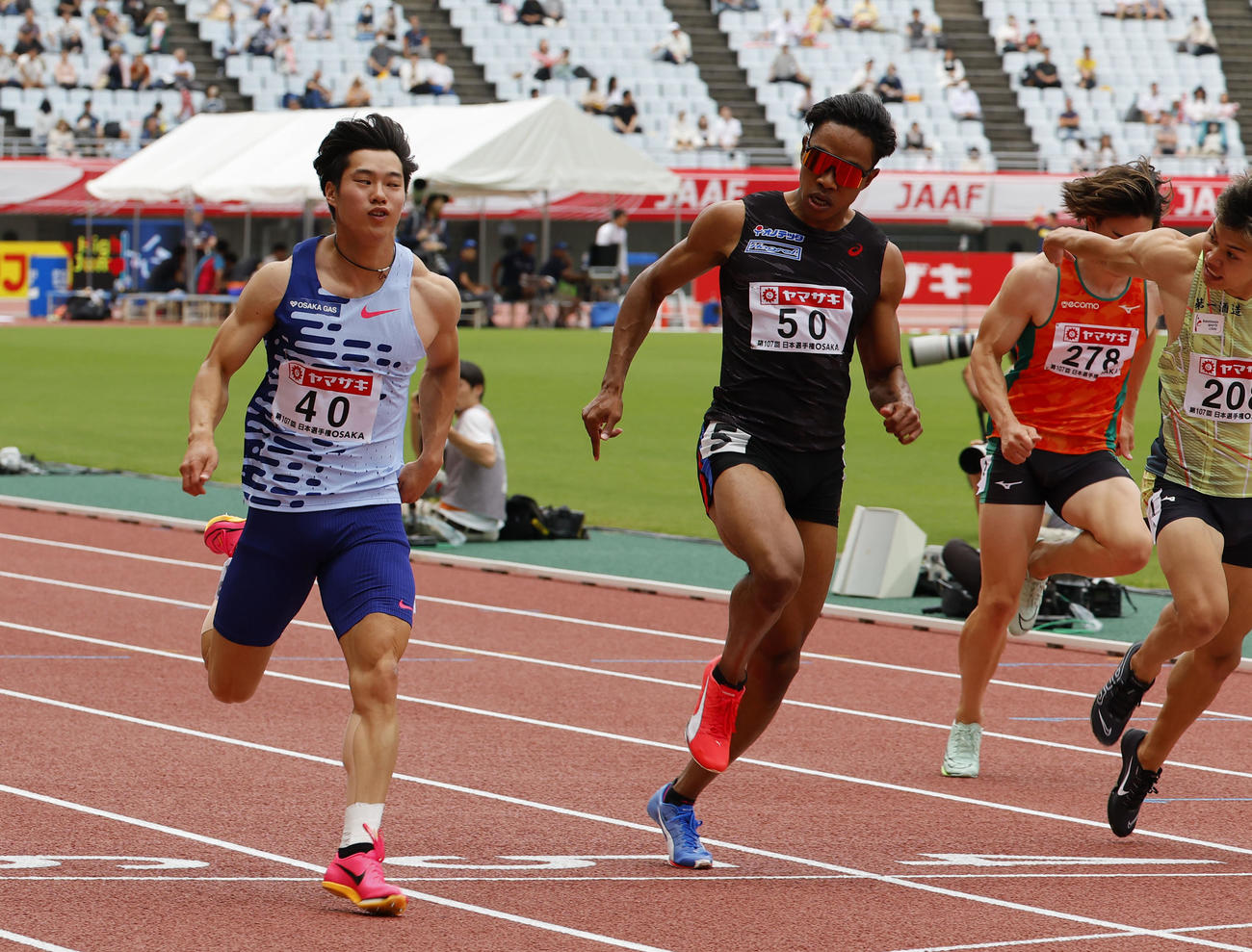 日本陸上競技選手権大会　男子100メートル準決勝　10秒17で決勝進出を決めた坂井隆一郎（左）（撮影・藤尾明華）