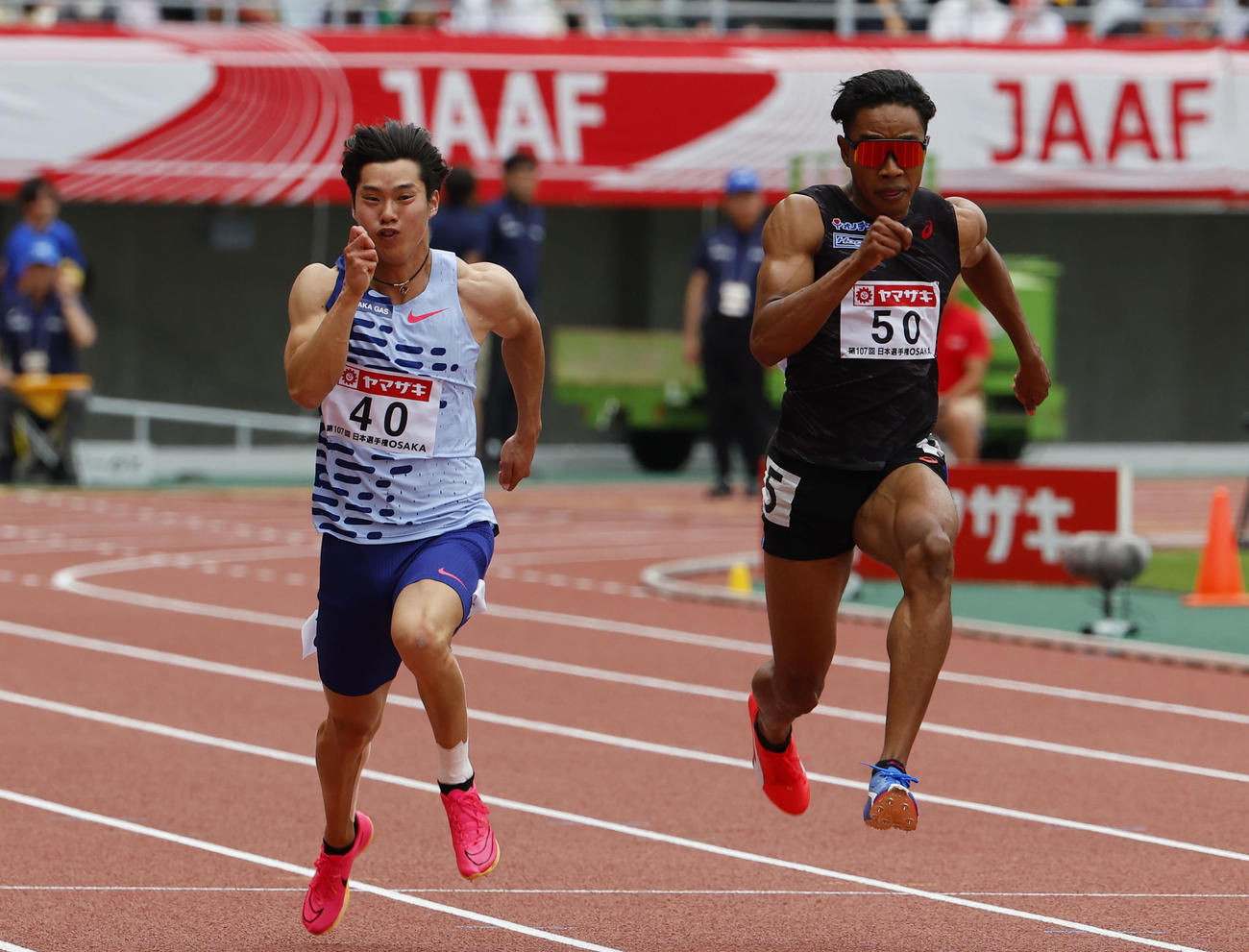 日本陸上競技選手権大会　男子100メートル準決勝　10秒17で決勝進出を決めた坂井隆一郎（左）（撮影・藤尾明華）