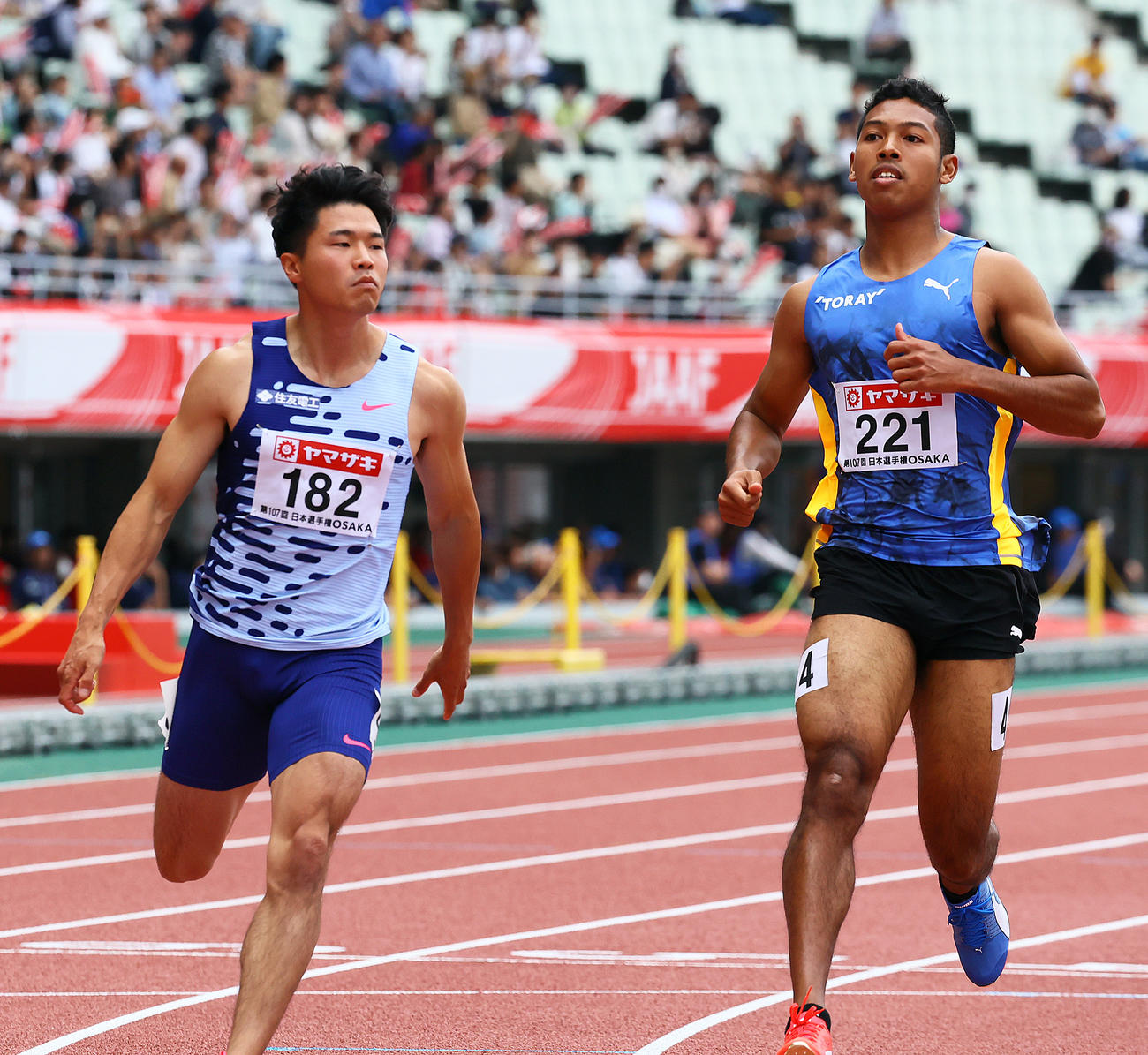 日本陸上競技選手権大会　男子100メートル準決勝・2組　1着で決勝進出の小池（左）と2着サニブラウン（撮影・上山淳一）