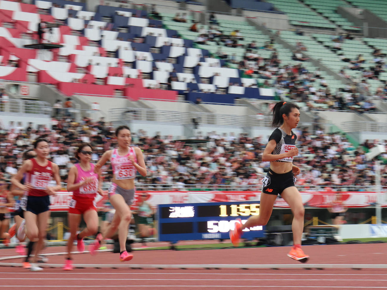 日本陸上競技選手権大会　女子5000メートル決勝　15分10秒63で優勝した田中希実（右）（撮影・藤尾明華）