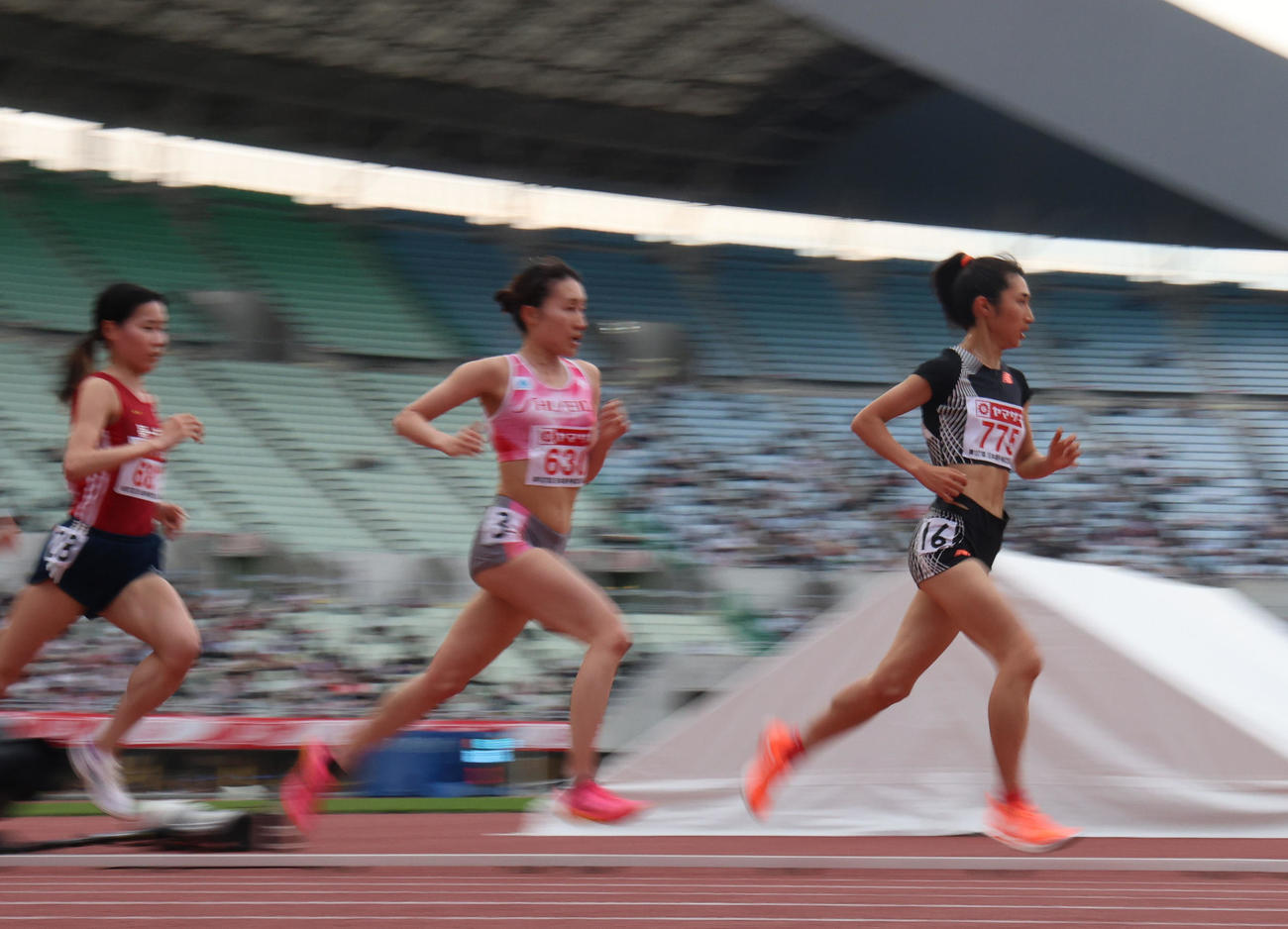 日本陸上競技選手権大会　女子5000メートル決勝　15分10秒63で優勝した田中希実（右）（撮影・藤尾明華）
