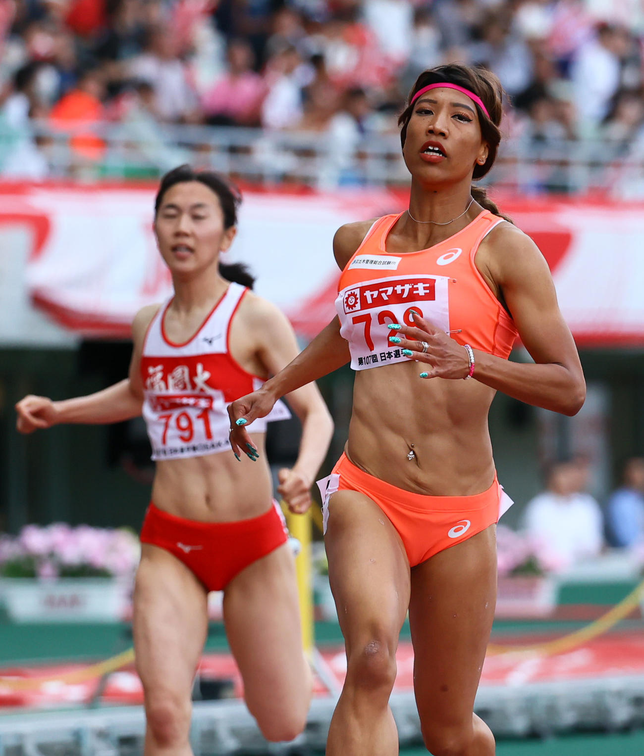 日本陸上競技選手権大会　女子200メートル決勝　23秒17で優勝した君嶋（右）（撮影・上山淳一）