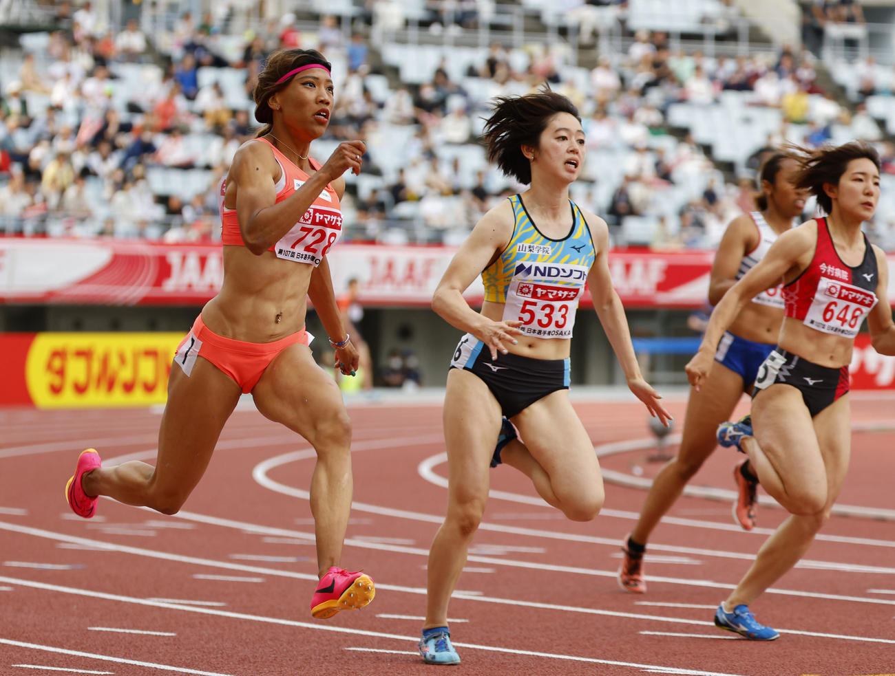 日本陸上競技選手権大会　女子200メートル決勝　23秒17で優勝した君嶋愛梨沙（左）（撮影・藤尾明華）
