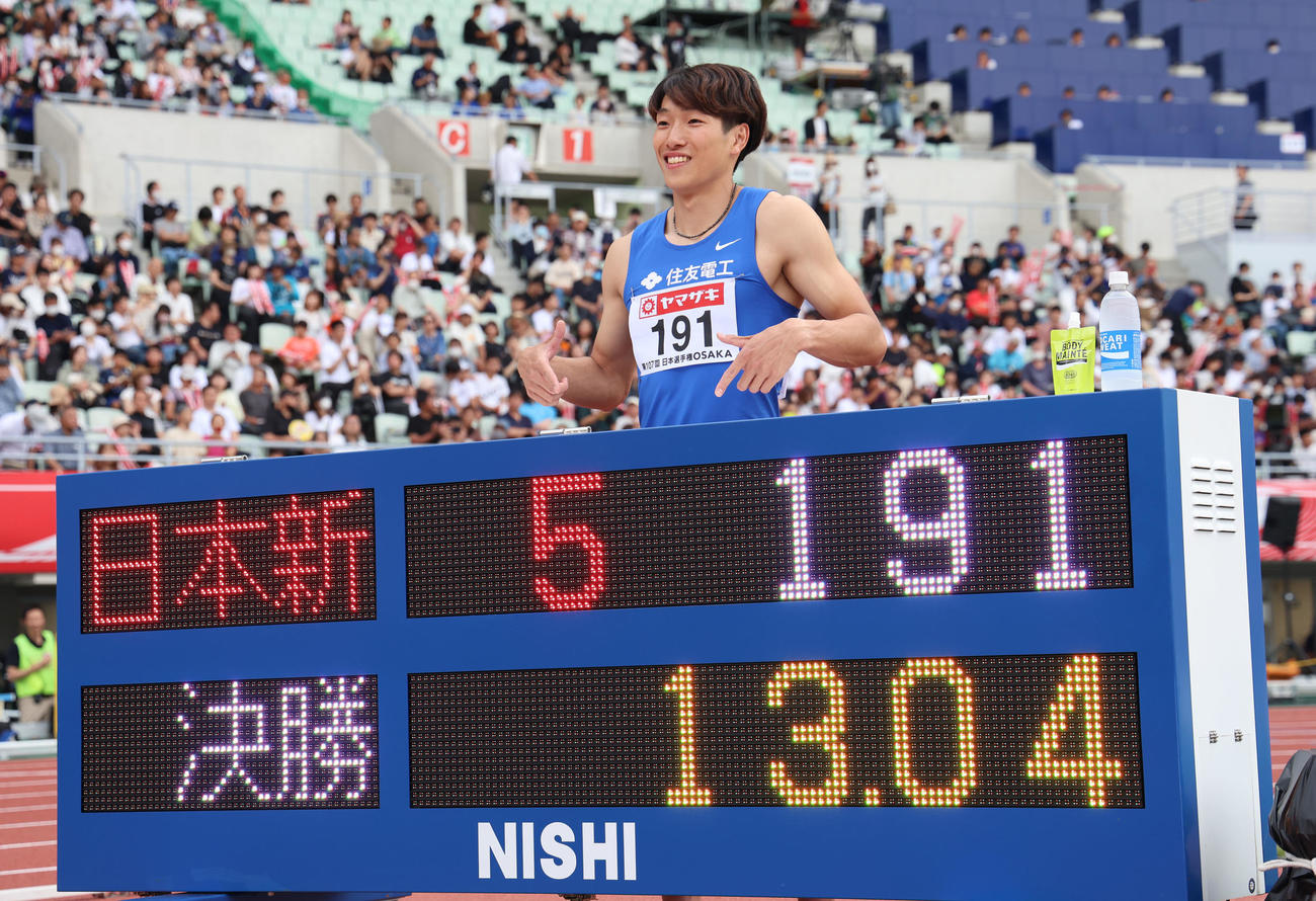 日本陸上競技選手権大会　男子110メートル障害　13秒04の日本記録で優勝した泉谷駿介（右）（撮影・藤尾明華）