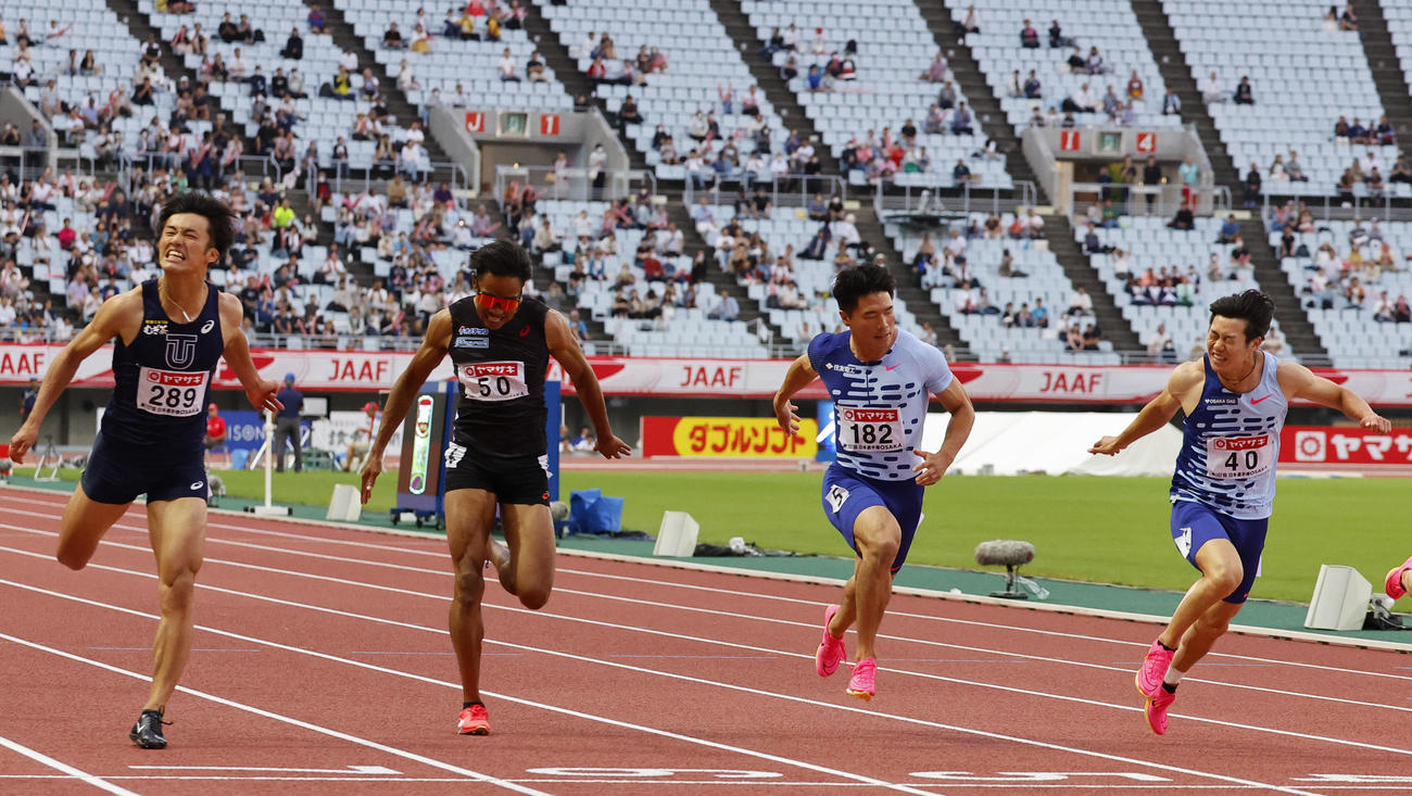 日本陸上競技選手権大会　男子100メートル決勝　10秒11で優勝した坂井隆一郎（右端）、（左から）2位の栁田大輝、6位の本郷汰樹、3位の小池祐貴（撮影・藤尾明華）