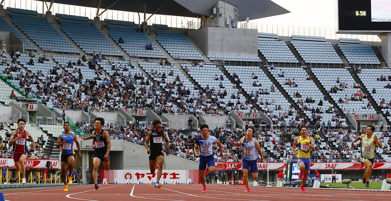 日本陸上競技選手権大会　男子100メートル決勝　10秒11で優勝した坂井隆一郎（右から3人目）。左から灰玉平侑吾、サニブラウン・ハキーム、栁田大輝、本郷汰樹、小池祐貴（撮影・藤尾明華）