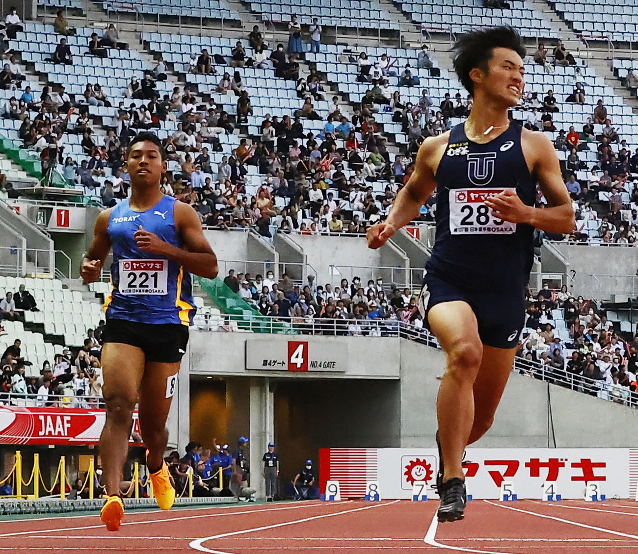 日本陸上競技選手権大会　男子100メートル決勝　10秒59で8着に終わったサニブラウン・ハキーム（左）。右は栁田大輝（撮影・藤尾明華）