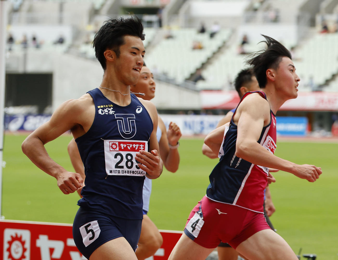 日本陸上競技選手権大会　男子100メートル準決勝　10秒19で決勝進出を決めた栁田大輝（左）（撮影・藤尾明華）