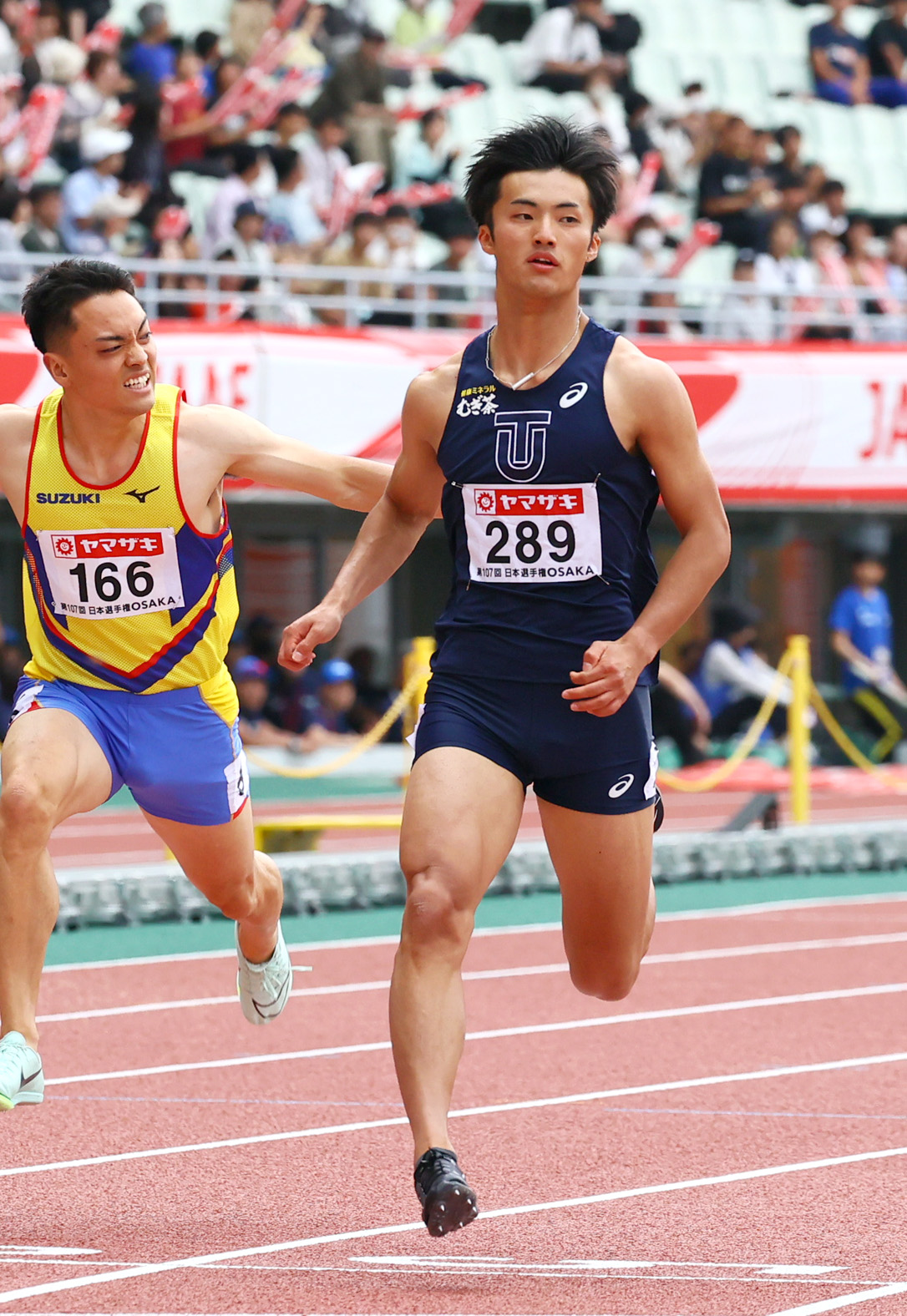 日本陸上競技選手権大会　男子100メートル準決勝・1組　1着となり決勝進出の栁田大輝（右）（撮影・上山淳一）
