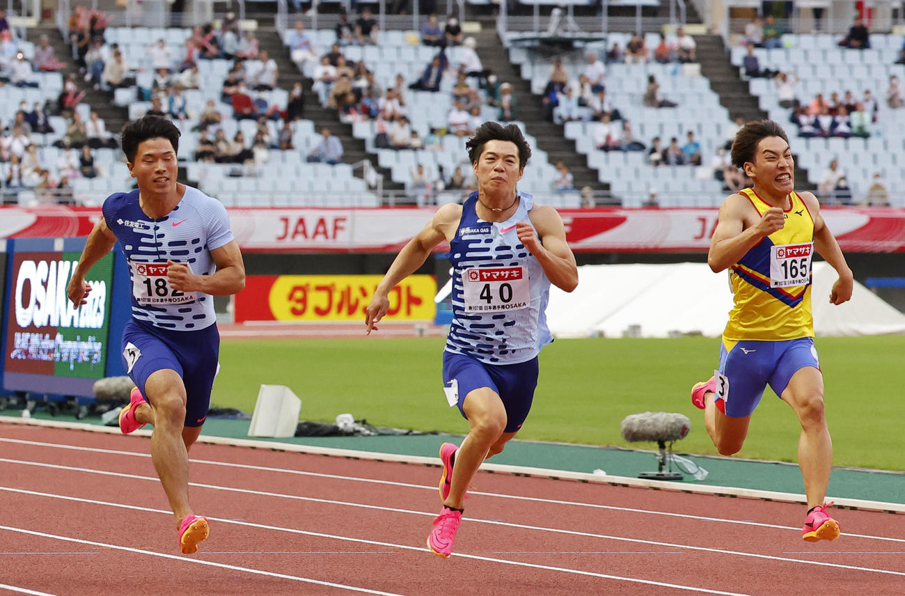 日本陸上競技選手権大会　男子100メートル決勝　10秒11で優勝した坂井隆一郎（中央）、左は3位の小池祐貴（撮影・藤尾明華）
