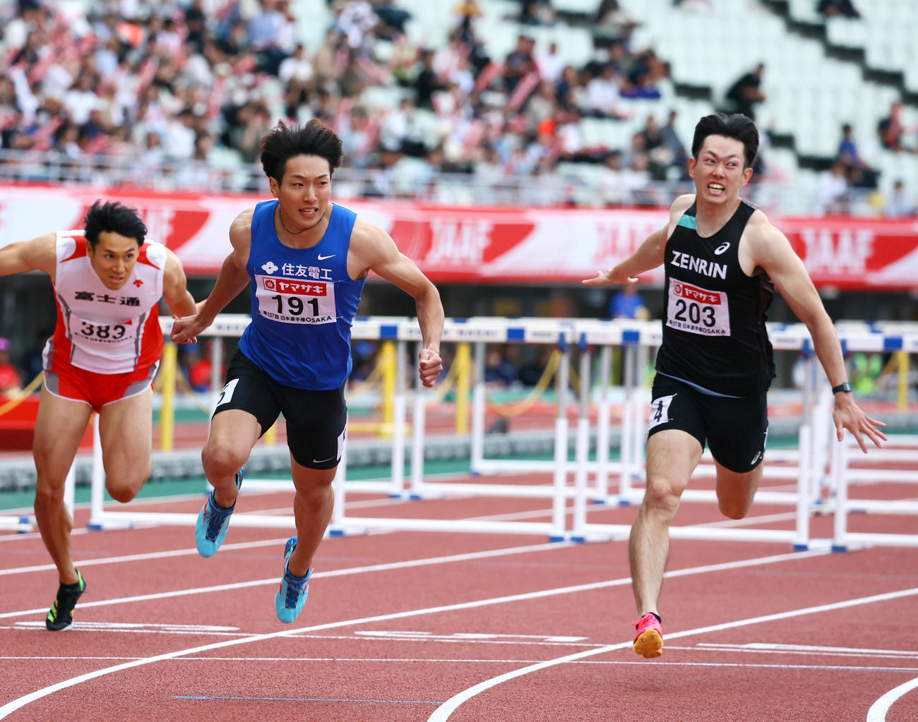 男子110メートル障害決勝　日本新記録13秒04で優勝した泉谷（中央）（撮影・上山淳一）