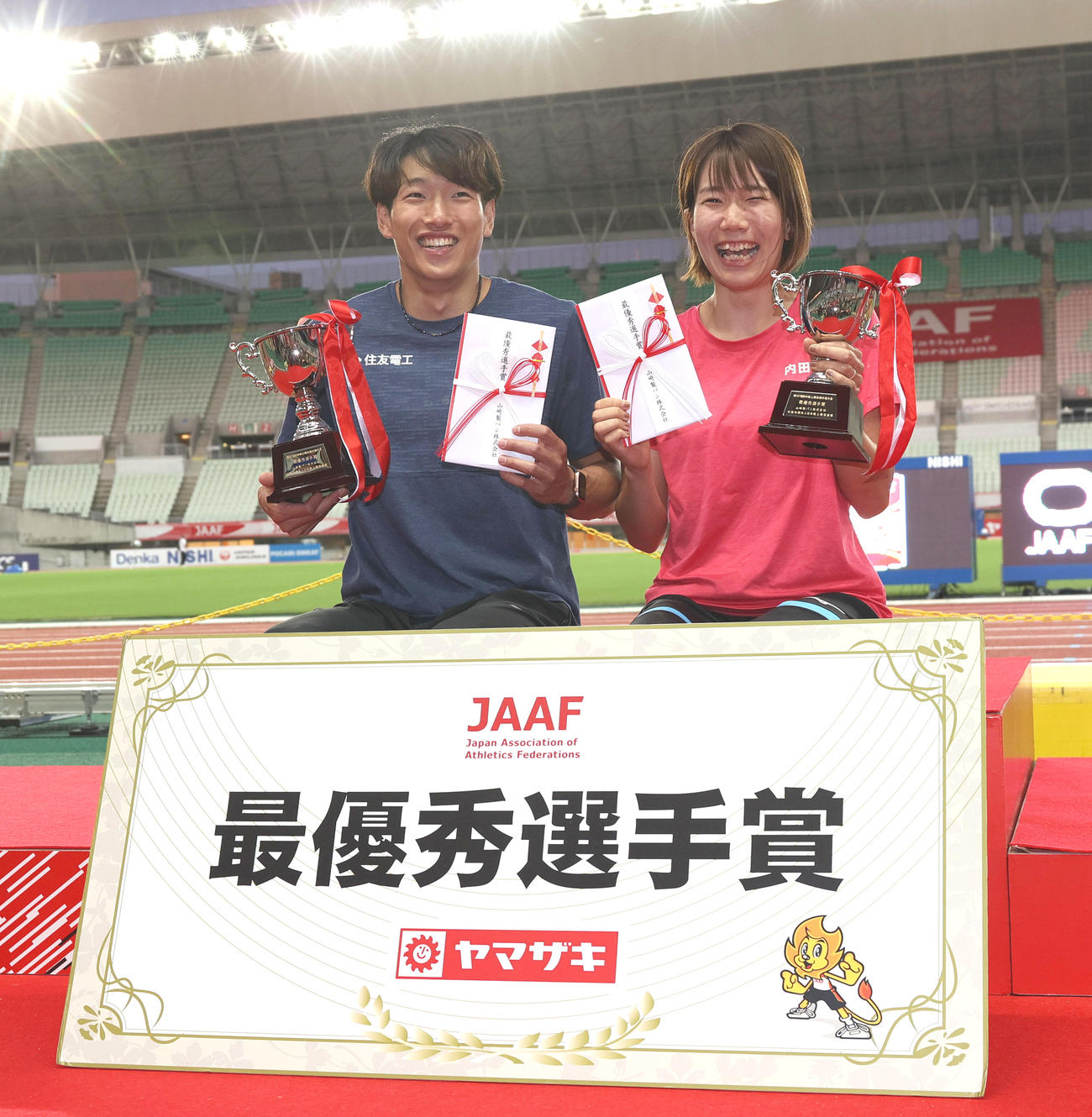 日本陸上競技選手権大会　最優秀選手賞を獲得し、笑顔を見せる泉谷（左）と森本（撮影・上山淳一）