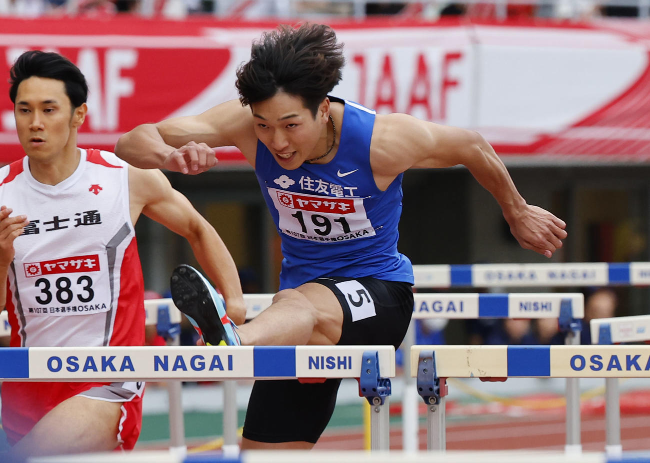 男子110メートル障害　13秒04の日本記録で優勝した泉谷（右）（撮影・藤尾明華）
