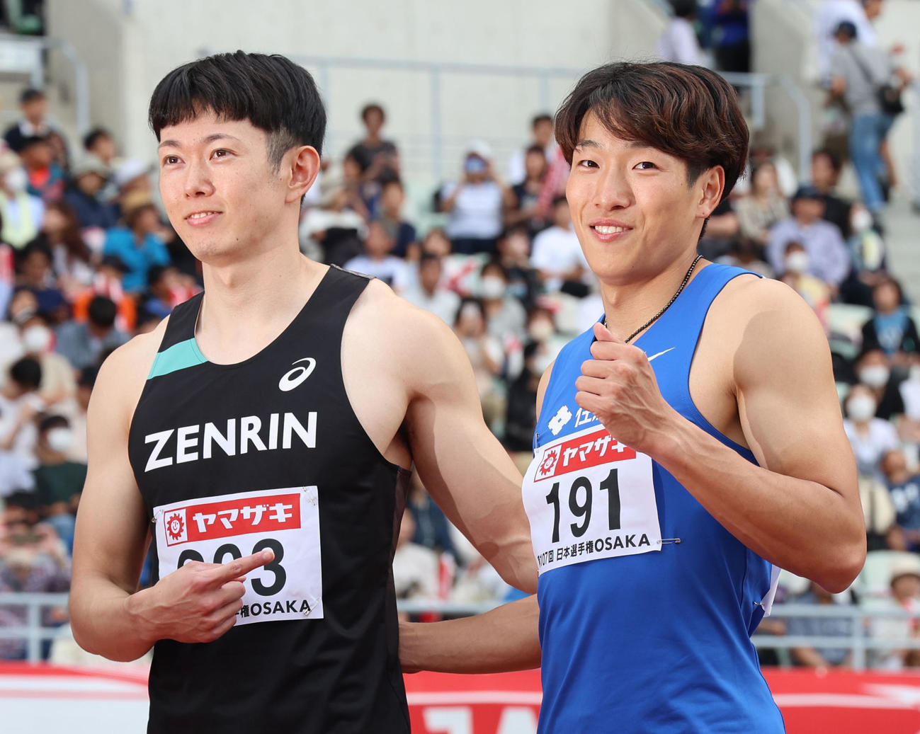 日本陸上競技選手権大会　男子110メートル障害　記念写真に納まる13秒04の日本記録で優勝した泉谷駿介（左）と高山峻野（撮影・藤尾明華）