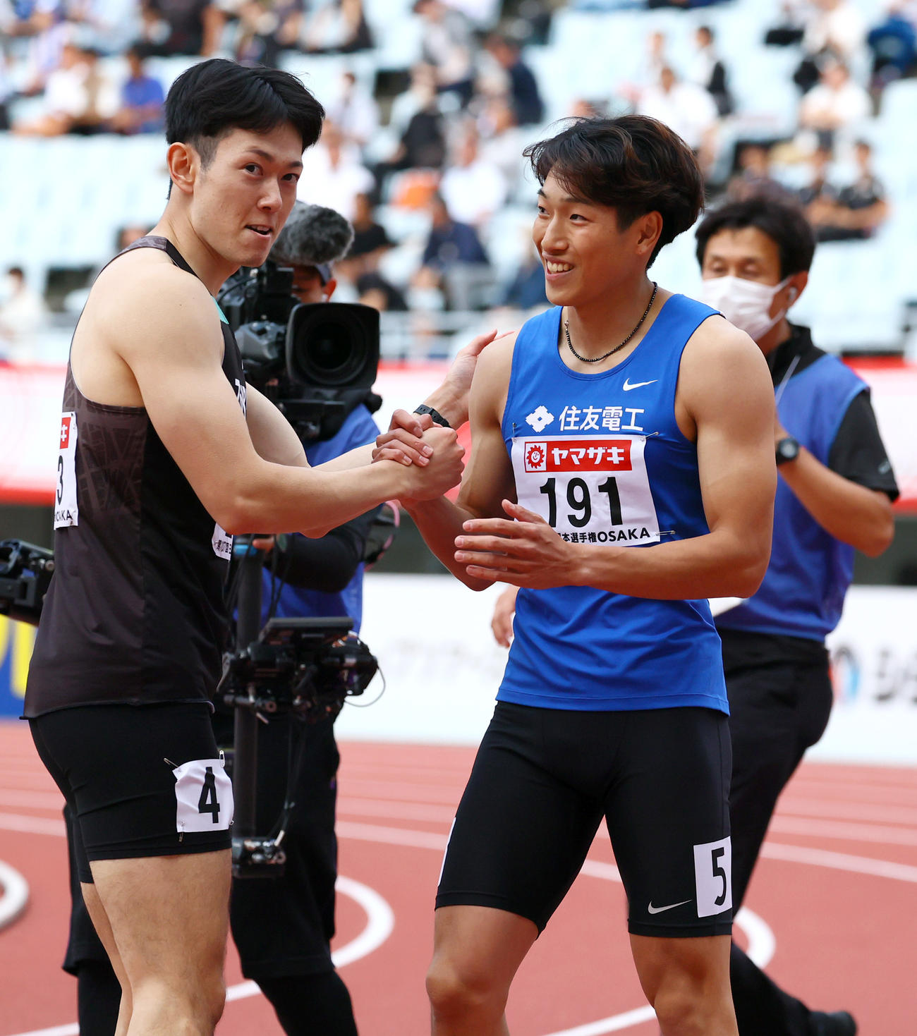 男子110メートル障害決勝　日本新記録13秒04で優勝した泉谷（右）を祝福する2位高山（撮影・上山淳一）