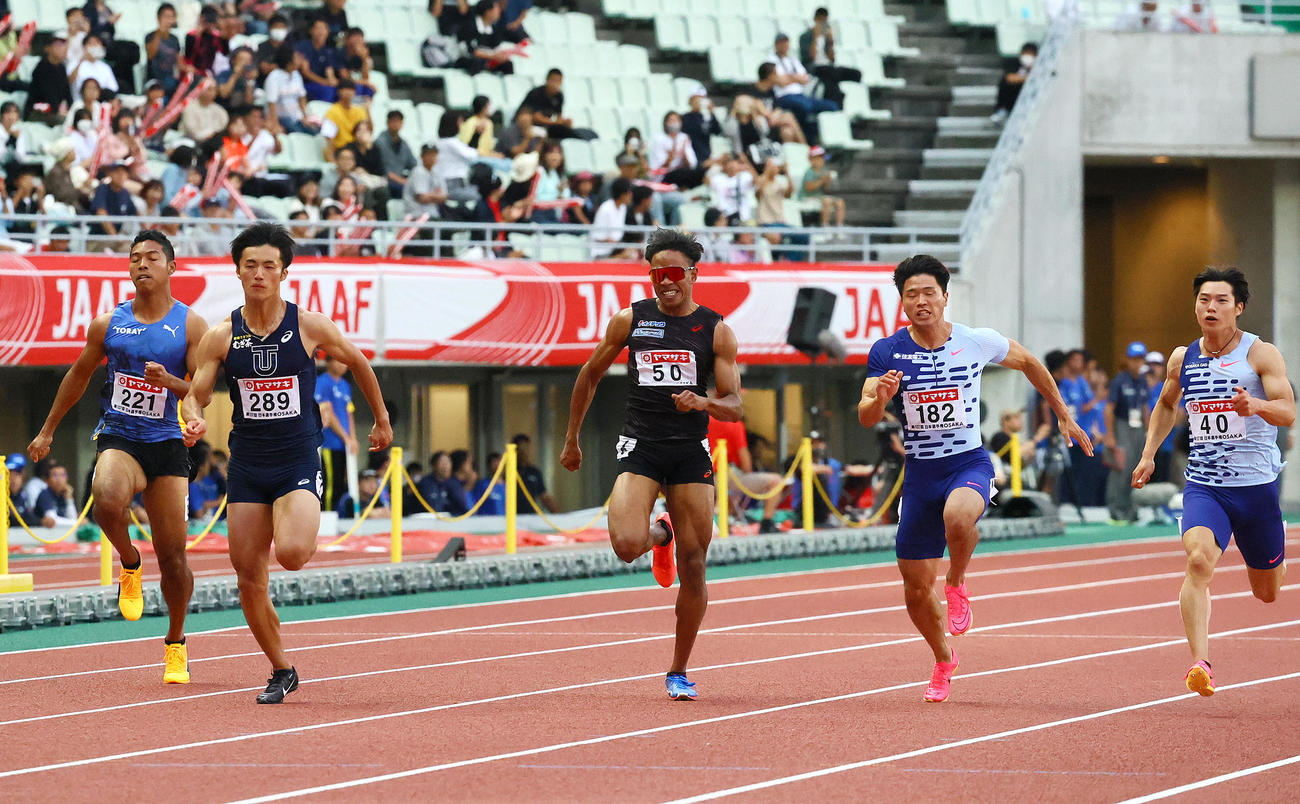 日本陸上競技選手権大会　男子100メートル決勝　8着に終わったサニブラウン（左）（撮影・上山淳一）