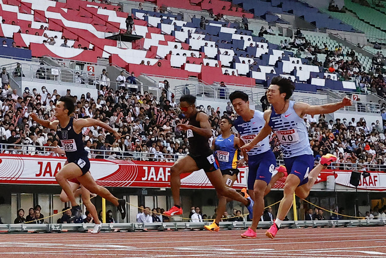 日本陸上競技選手権大会　男子100メートル決勝　10秒11で優勝した坂井隆一郎（右端）。左から柳田大輝、本郷汰樹、サニブラウン・ハキーム、小池祐貴（撮影・藤尾明華）