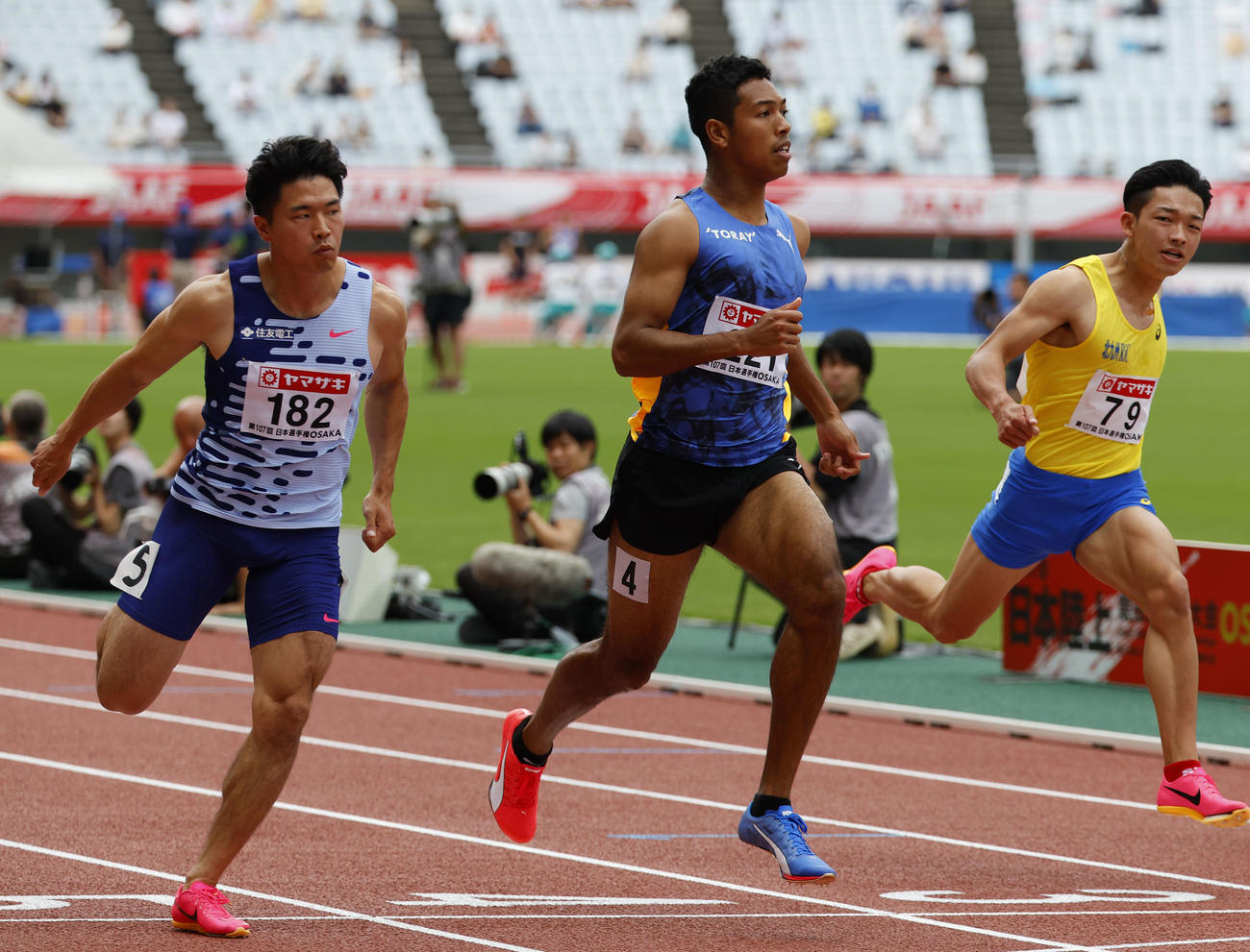 日本陸上競技選手権大会　男子100メートル準決勝　10秒19で決勝進出を決めた小池祐貴（左）とサニブラウン・ハキーム（中央）（撮影・藤尾明華）