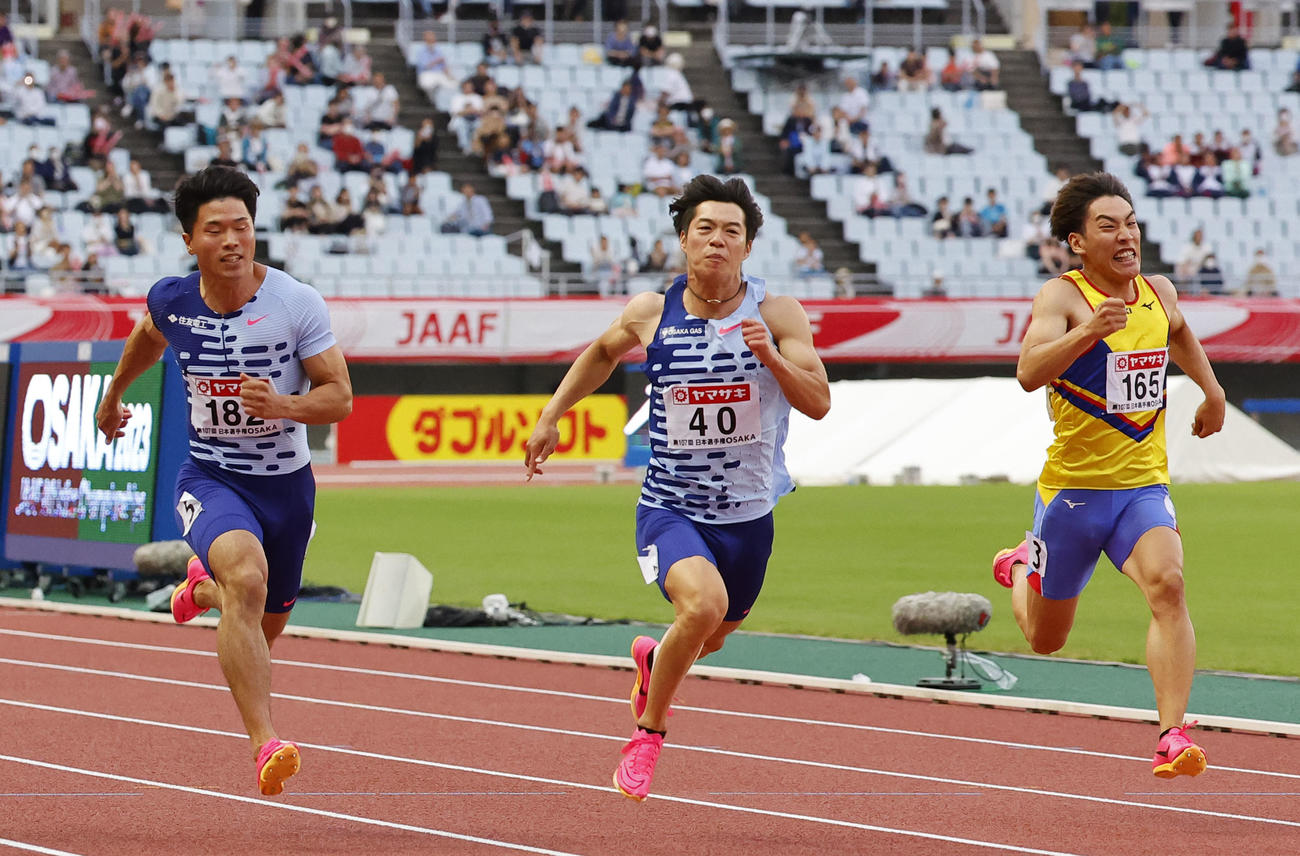 日本陸上競技選手権大会　男子100メートル決勝　10秒11で優勝した坂井隆一郎（中央）、左は3位の小池祐貴（撮影・藤尾明華）