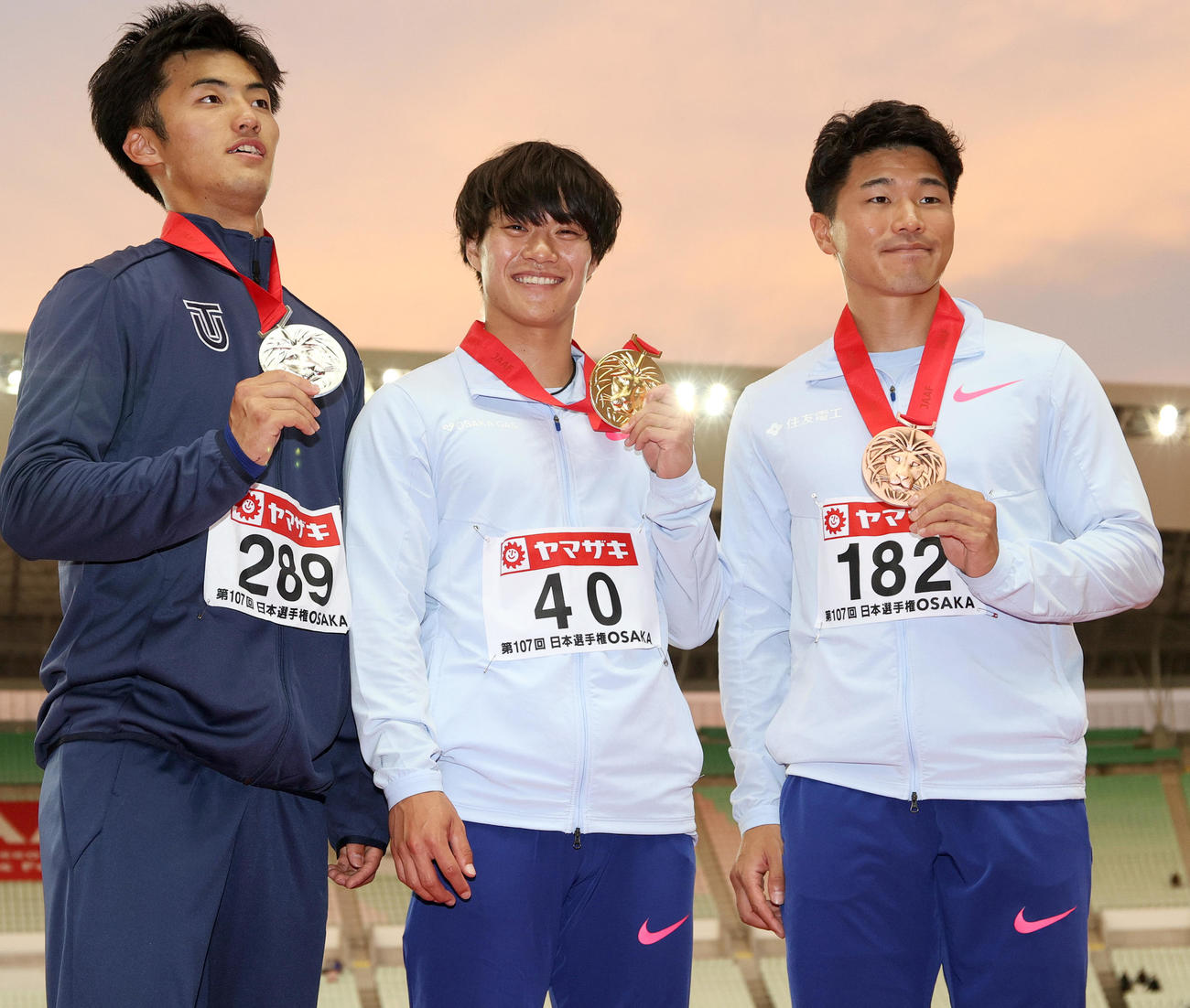 日本陸上競技選手権大会　男子100メートルで優勝した坂井（中央）、2位柳田（左）、3位の小池（撮影・上山淳一）