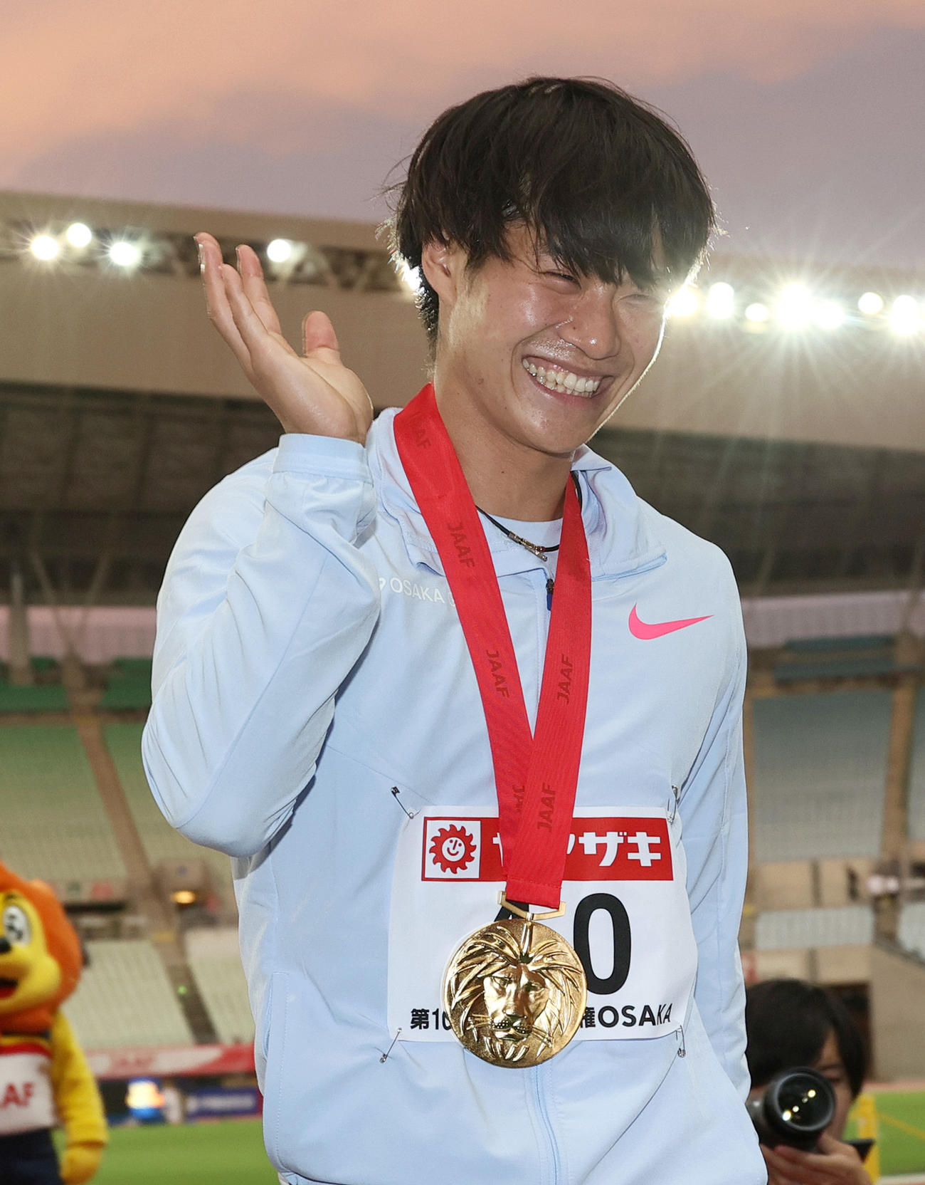 男子100メートルで優勝し、表彰式で笑顔を見せる坂井（撮影・上山淳一）