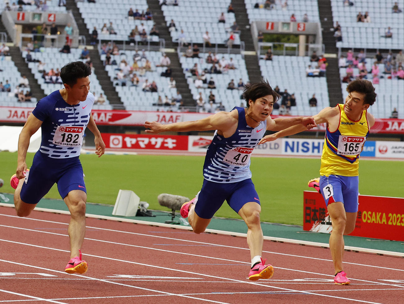 男子100メートル決勝　10秒11で優勝した坂井（中央）（撮影・藤尾明華）