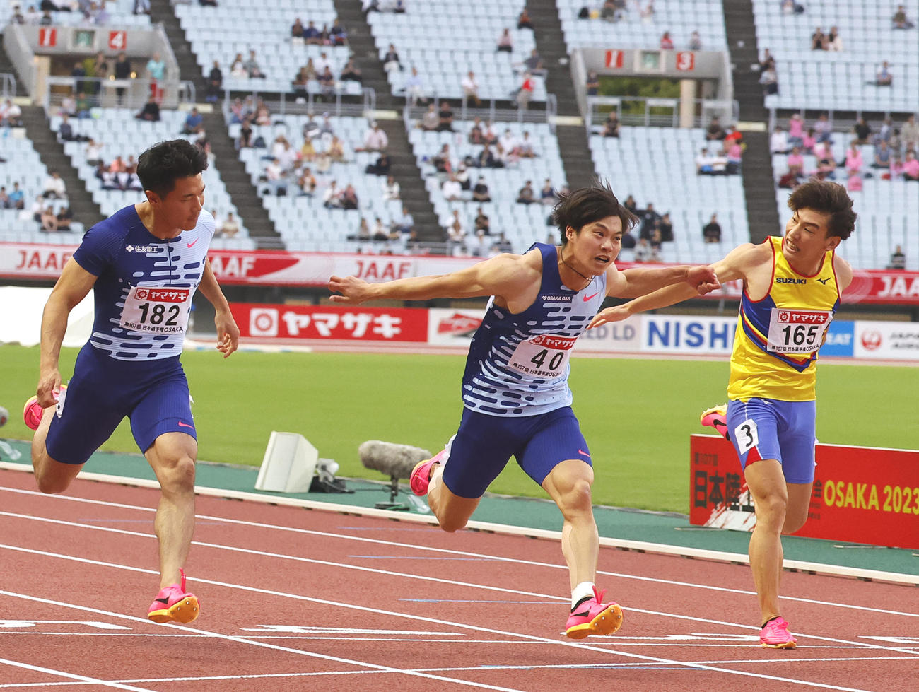 男子100メートル決勝　10秒11で優勝した坂井（中央）（撮影・藤尾明華）