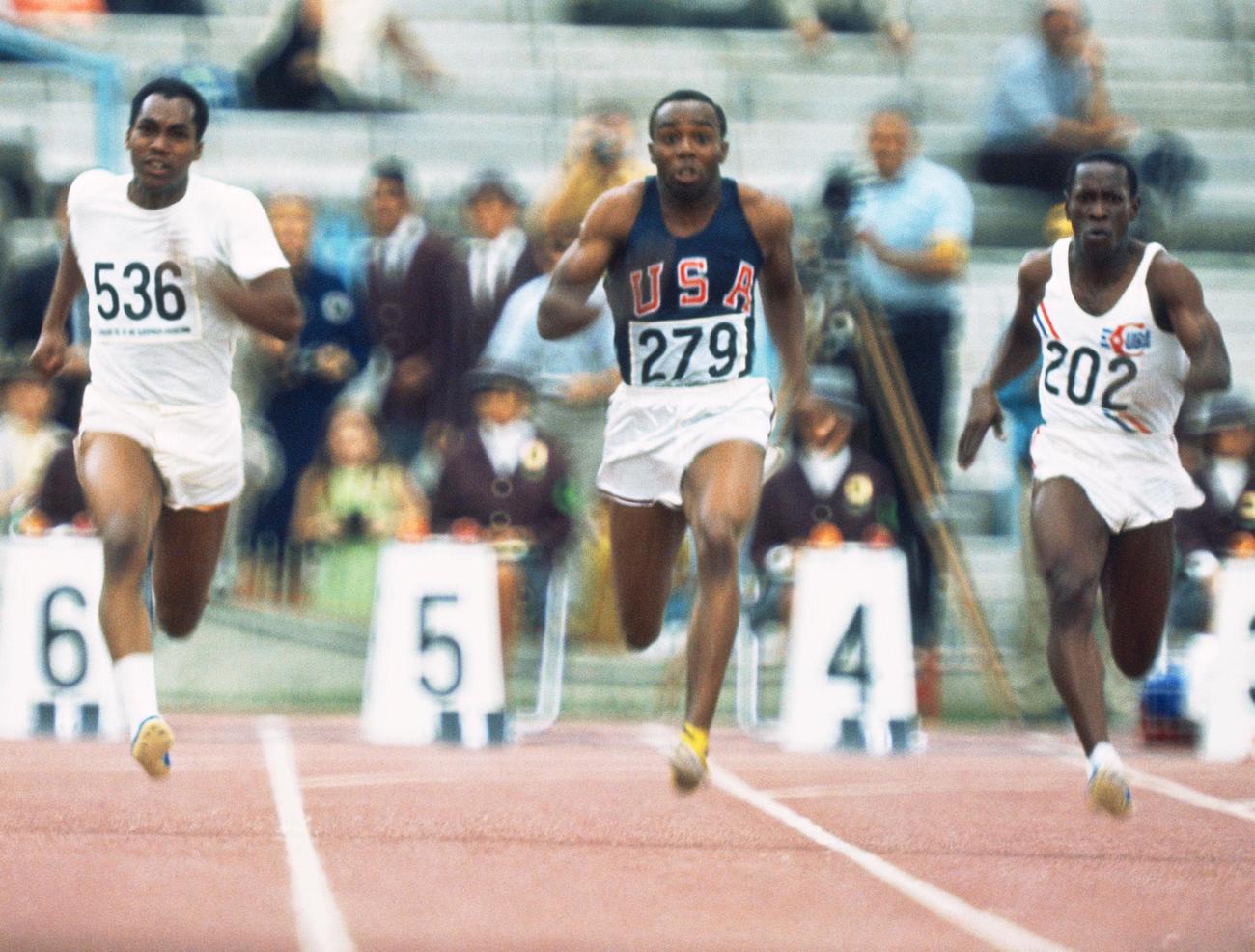 1968年メキシコ五輪の陸上男子100メートルで9秒95をマークしたジム・ハインズさん（中央）（ゲッティ＝共同）