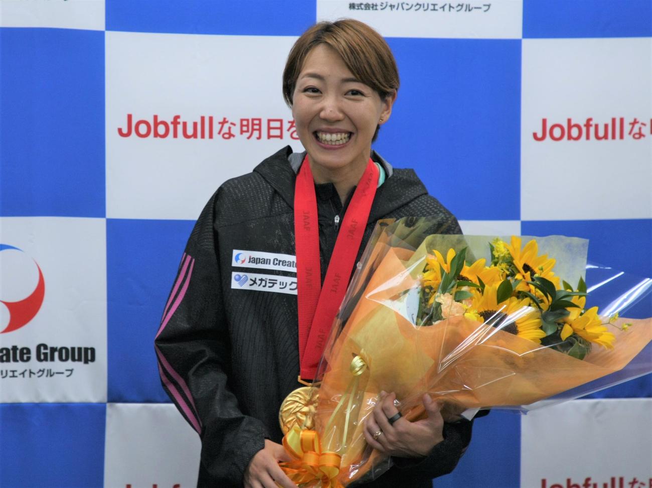 23年日本選手権女子100メートル障害で優勝し、所属先のジャパンクリエイトを訪問した寺田（撮影・藤塚大輔）