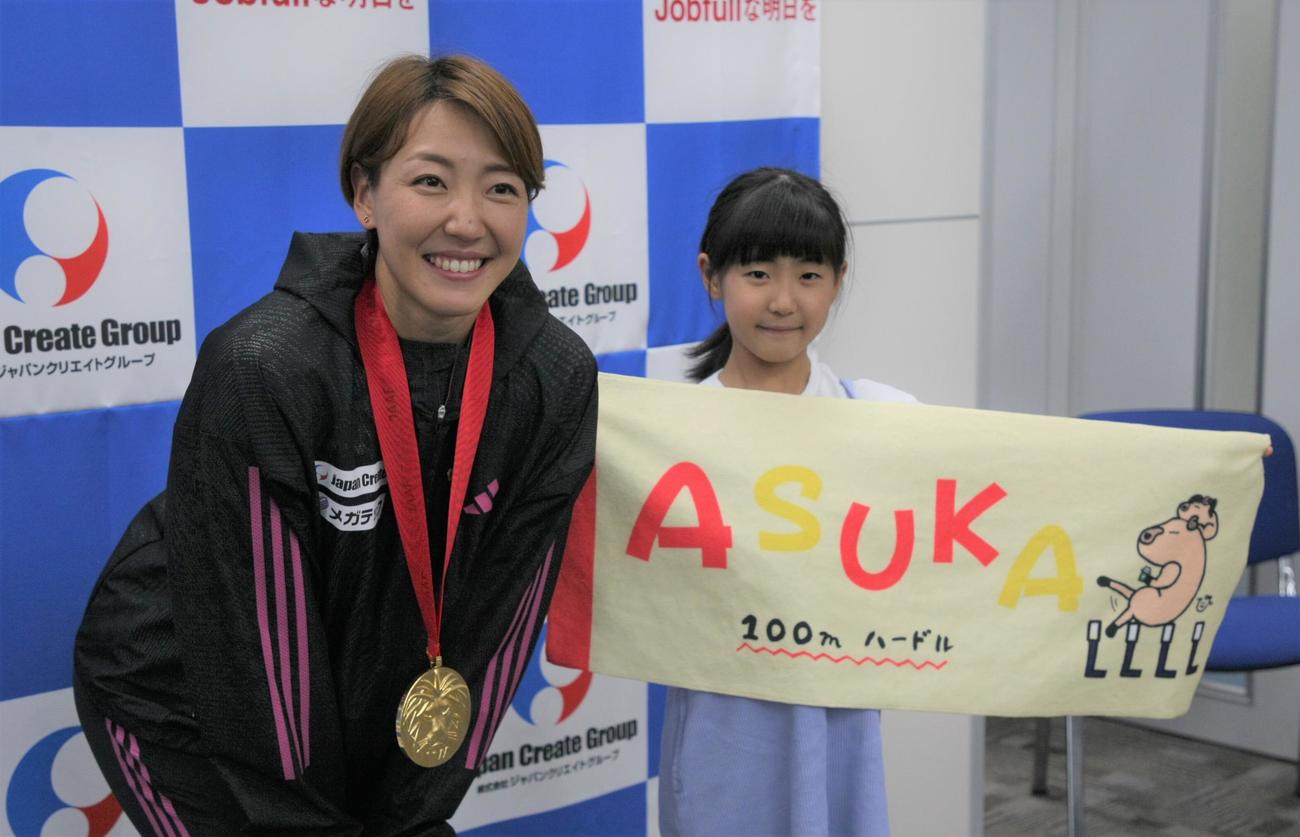 23年日本選手権女子100メートル障害で優勝し、所属先のジャパンクリエイトを訪問した寺田（左）と長女果緒さん（撮影・藤塚大輔）