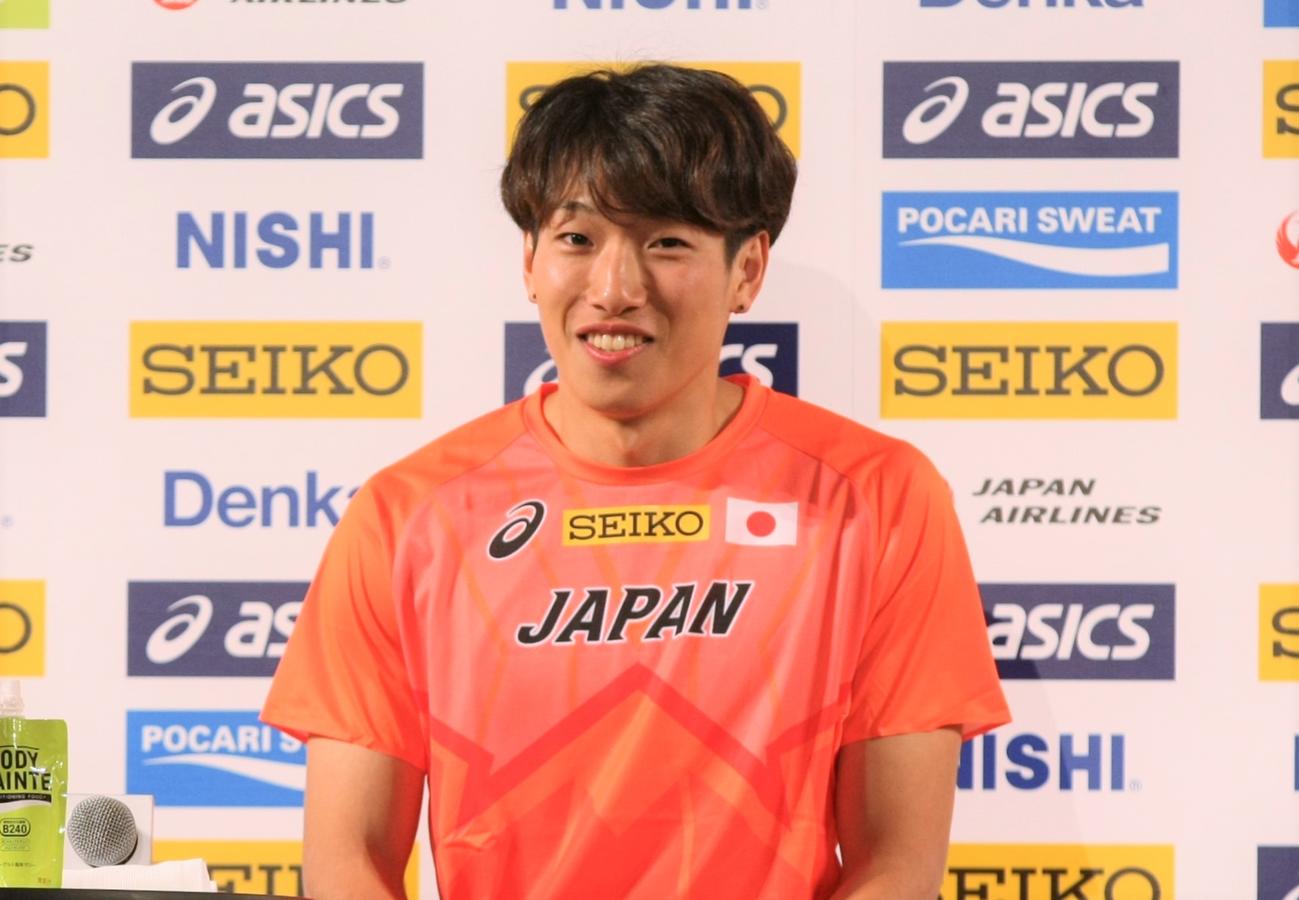 世界選手権日本代表選手会見で笑顔を見せる男子110メートル障害の泉谷（撮影・藤塚大輔）
