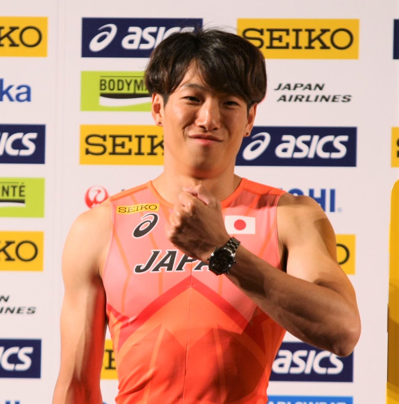 世界選手権日本代表選手会見でガッツポーズを見せる男子110メートル障害の泉谷（撮影・藤塚大輔）