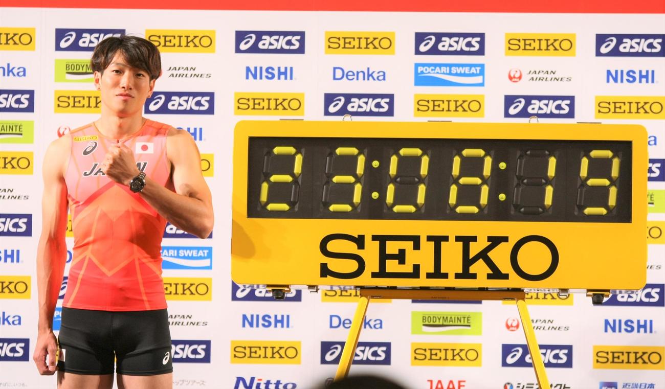 世界選手権日本代表選手会見でブダペスト大会の開幕日が表示されたセイコーのタイマーの横でガッツポーズを見せる男子110メートル障害の泉谷（撮影・藤塚大輔）