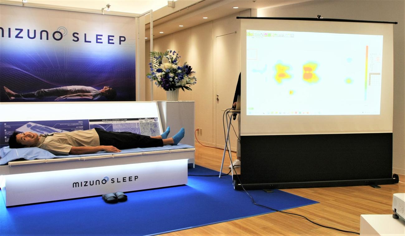 ミズノの新ブランド「MIZUNO SLEEP」体感会に登場し、実際に横になる陸上男子短距離の飯塚（撮影・藤塚大輔）