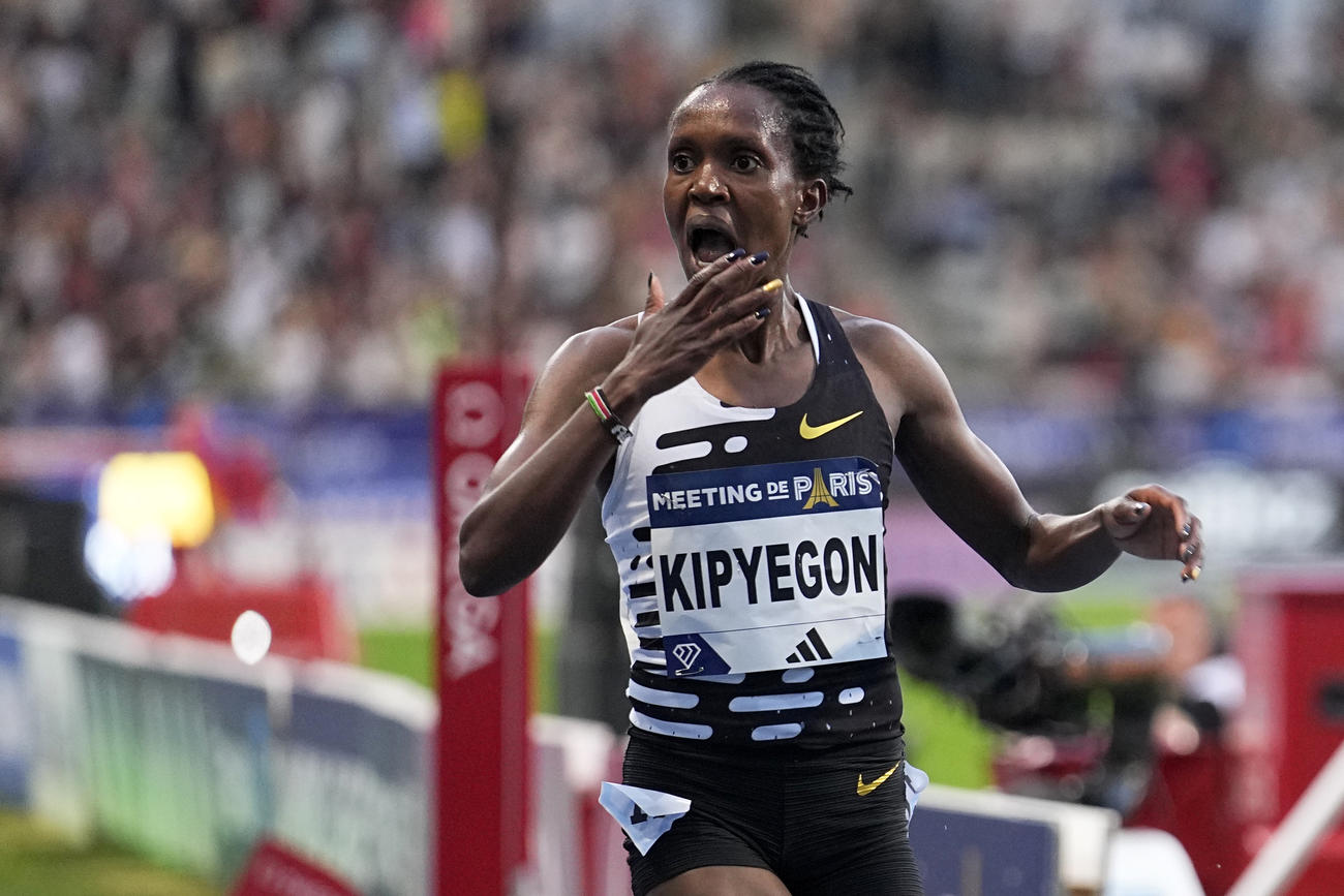 陸上のダイヤモンドリーグ第4戦フランス・パリ大会の女子5000メートルで世界新記録を樹立したキピエゴン（AP）