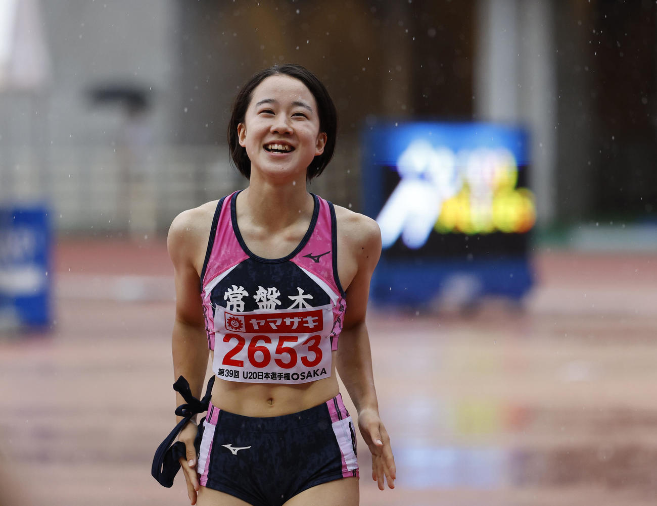 11秒86で優勝した千葉は笑顔で喜ぶ