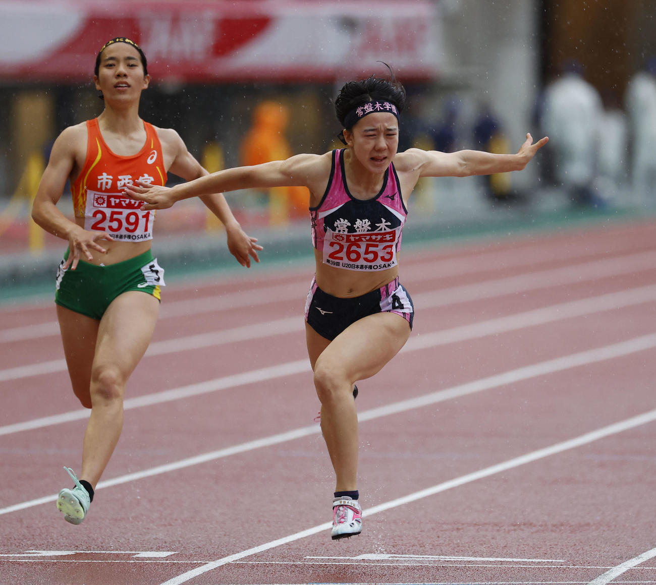 U20女子100メートル決勝　11秒86で接戦を制した常盤木学園・千葉安珠（右）