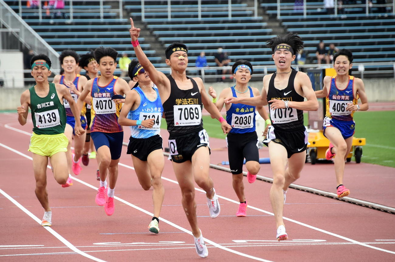 男子1500メートルで激戦を制し右手を突き上げる学法石川・斎藤（中央手前）。右から2人目は2位の同・増子風（撮影・山田愛斗）