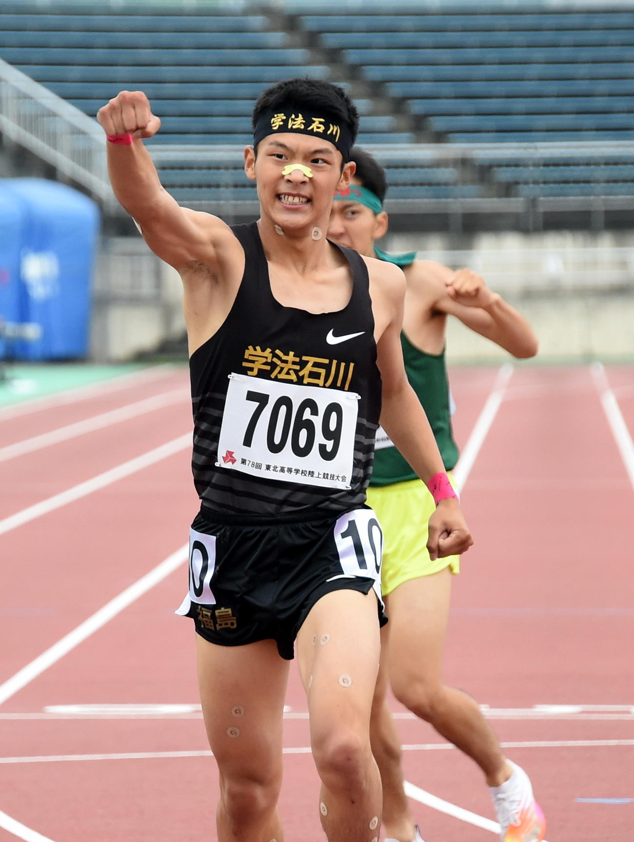 男子1500メートルで優勝しガッツポーズする学法石川・斎藤（撮影・山田愛斗）