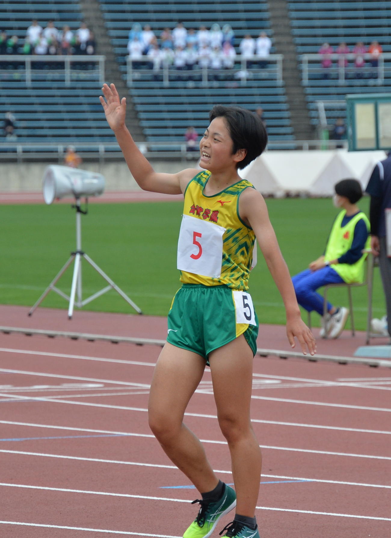 女子5000メートル競歩　優勝し、スタンドで見守る両親に手を振る会津学鳳・久家（撮影・濱本神威）